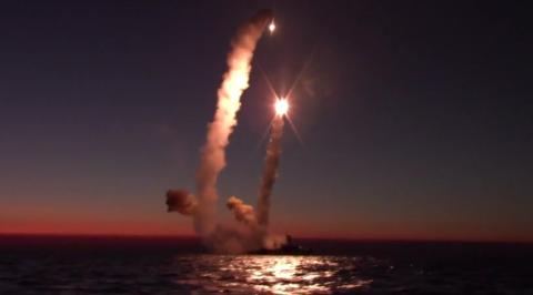 俄军口径导弹海上4枚连射画面曝光（俄罗斯发射四枚潜射导弹）_https://www.whai.cc_行业资讯_第3张